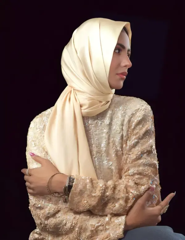 Off-White Satin Silk Hijab/Stoler